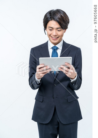 タブレットを操作するビジネスマン 97605668
