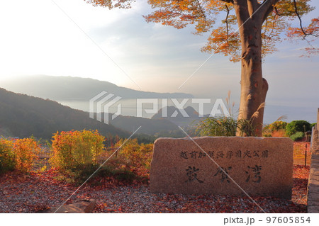 敦賀湾の夕方・夕日の景色（杉津PA下り線) 97605854