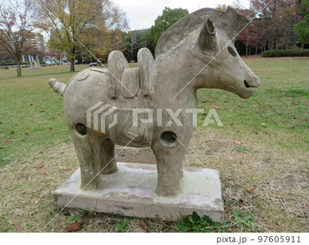 西神中央公園　馬型埴輪 97605911