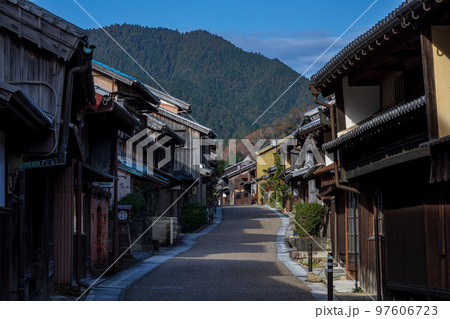 東海道 関宿 の古い町並み  三重県 亀山市 97606723