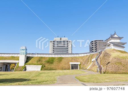 栃木県宇都宮市　晴天の宇都宮城址公園 97607748