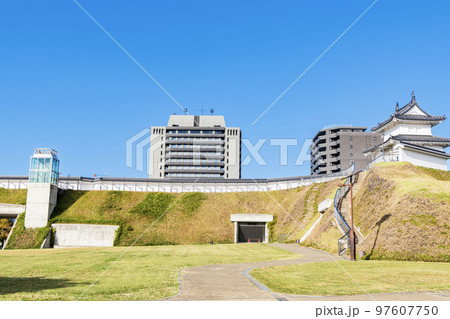 栃木県宇都宮市　晴天の宇都宮城址公園 97607750