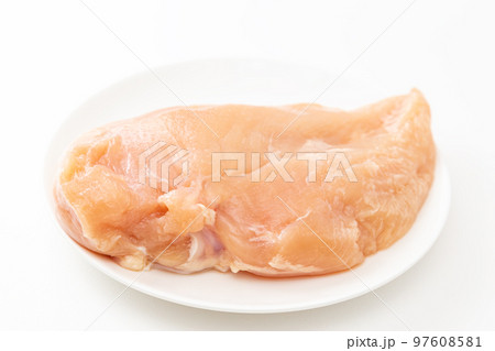 皿に乗った鶏胸肉 97608581