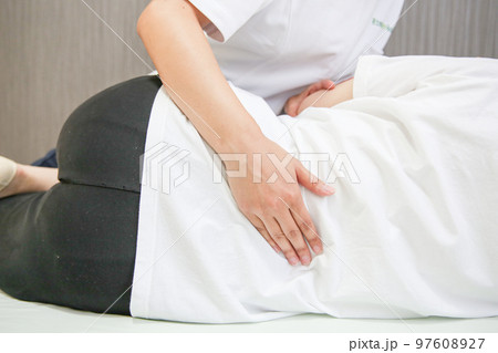 腰周りの施術を受ける女性 97608927