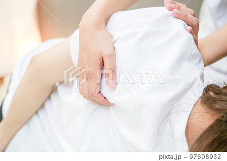 肩こり・首痛改善・肩周りの施術を受ける女性◎肩甲骨剥離 97608932
