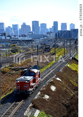 北方貨物線を行くDD511183ディーゼル機関車 97609669