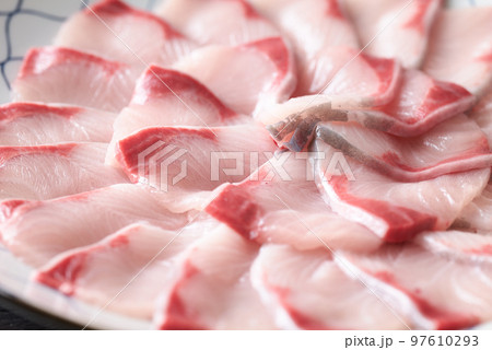 皿に盛り付けた鰤しゃぶの切り身 皿に盛り付けた鰤しゃぶの切り身 97610293