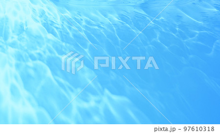 水中に差し込む光。コースティクス。綺麗な背景画像。(横長) 水中に差し込む光。コースティクス。綺麗な背景画像。(横長) 97610318