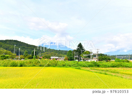 しなの鉄道北しなの線 古間駅付近より黒姫山方面を望む(長野県信濃町)【2022.9】 97610353