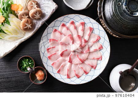 盛り付けた鰤しゃぶの材料 盛り付けた鰤しゃぶの材料 97610404