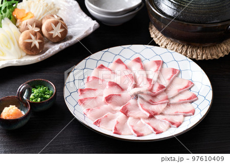 盛り付けた鰤しゃぶの材料 97610409