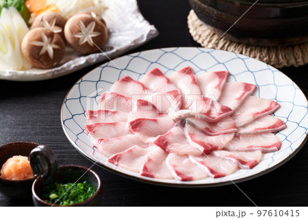 盛り付けた鰤しゃぶの材料 97610415