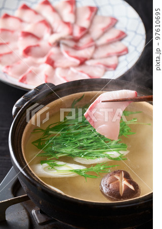 ぶりの切り身を湯に潜らせる 鰤しゃぶ ぶりの切り身を湯に潜らせる 鰤しゃぶ 97610695