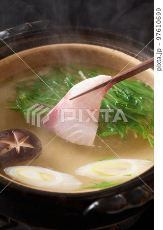 ぶりの切り身を湯に潜らせる 鰤しゃぶ ぶりの切り身を湯に潜らせる 鰤しゃぶ 97610699