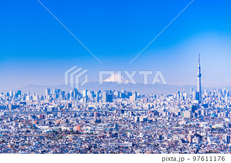 （東京都）東京都市風景　後方に富士山 97611176