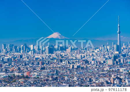 （東京都）東京都市風景　後方に富士山 97611178