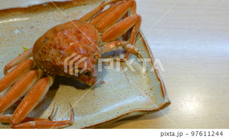 ズワイガニのメス、セコガニの内子と蟹味噌の濃厚な旨みは、冬ならでは味わい 97611244