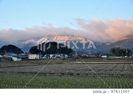 金剛山の雪景色(御所南IC近くから金剛山を望む)　【奈良県御所市】 97611307