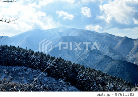 金剛山の雪景色(大和葛城山から金剛山を望む)　【奈良県御所市】 97611382