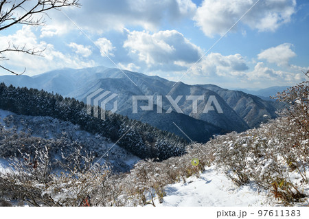 金剛山の雪景色(大和葛城山から金剛山を望む)　【奈良県御所市】 97611383