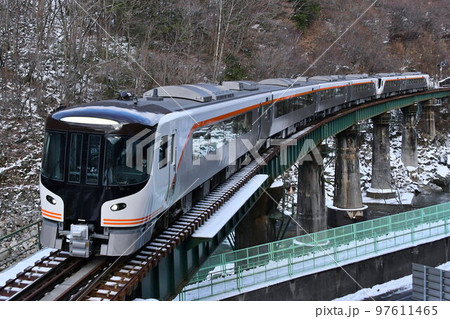 冬の高山線を走るHC85系　ひだ 97611465