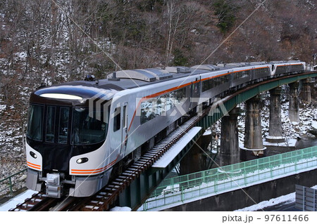 冬の高山線を走る HC85系 特急ひだ 冬の高山線を走る HC85系 特急ひだ 97611466