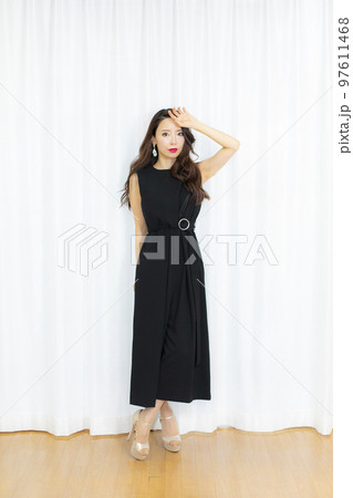 ワンピースの美人女性 97611468