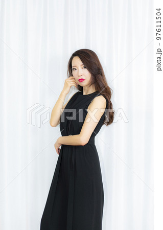 ワンピースの美人女性 97611504