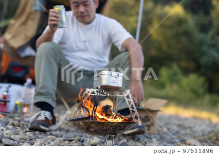 ソロキャンで炊飯 97611896