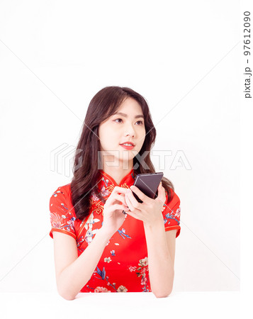 白い背景で隔離のスマート フォンを使用して伝統的なチャイナ 97612090