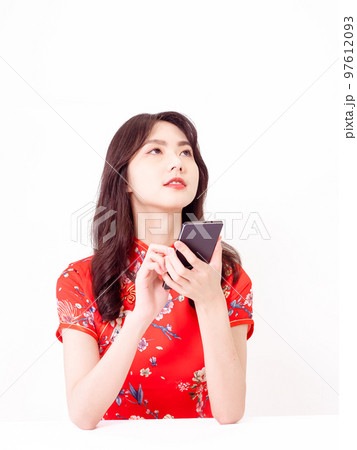 白い背景で隔離のスマート フォンを使用して伝統的なチャイナ 97612093