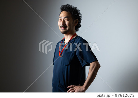 スクラブの髭の男性 スクラブの髭の男性 97612675
