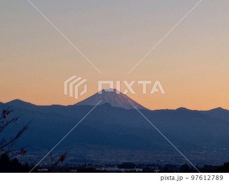夕暮れの富士山 97612789