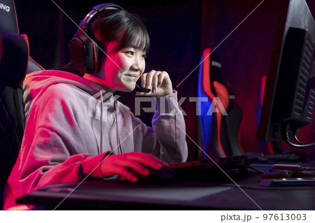 eスポーツイメージ　オンラインゲームで会話をする女の子 97613003