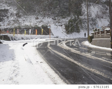 冬 雪 積雪 寒波 12月 1月 2月 スリップ 路面凍結 冬 雪 積雪 寒波 12月 1月 2月 スリップ 路面凍結 97613185