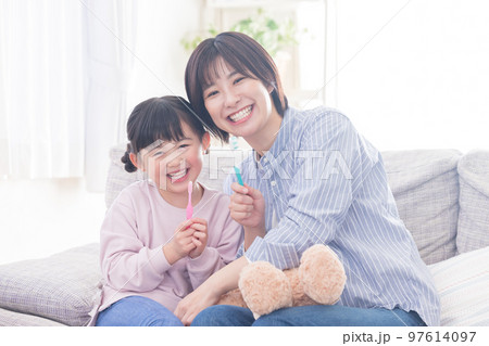 ライフスタイル 歯磨きをする女の子とママ ライフスタイル 歯磨きをする女の子とママ 97614097