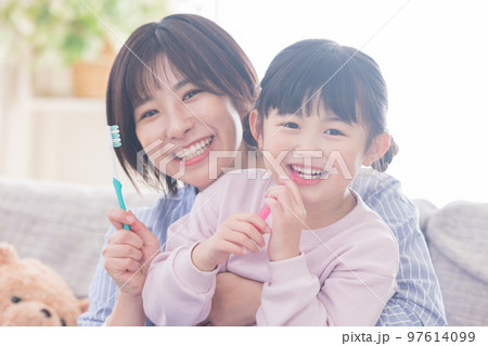 ライフスタイル　歯磨きをする女の子とママ 97614099
