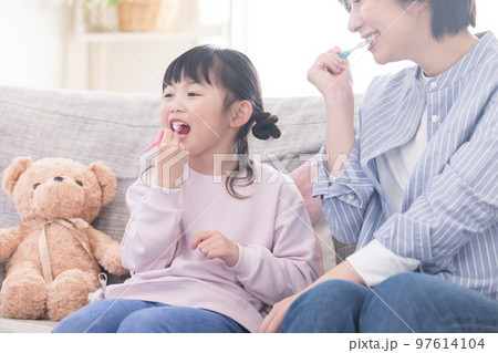 ライフスタイル 歯磨きをする女の子とママ ライフスタイル 歯磨きをする女の子とママ 97614104
