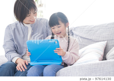 ファミリー　タブレットを見るママと女の子 97614130