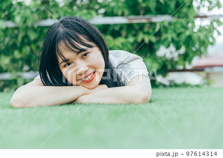 芝生に寝転がる女性 woman 芝生に寝転がる女性 woman 97614314