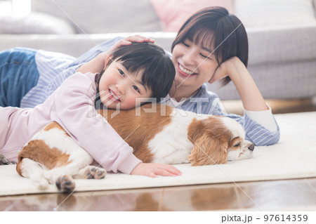 ファミリー ペットのお世話をする女の子とママ ファミリー ペットのお世話をする女の子とママ 97614359