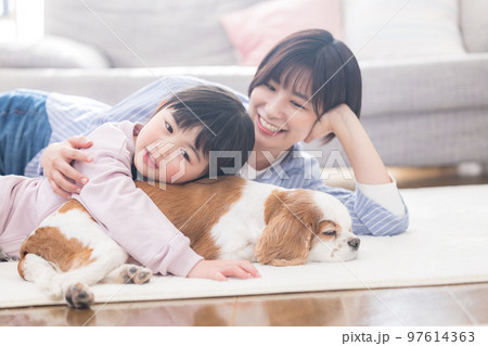 ファミリー ペットのお世話をする女の子とママ ファミリー ペットのお世話をする女の子とママ 97614363