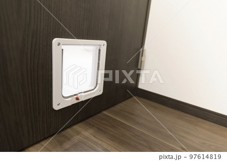 猫用扉がついたドア 97614819