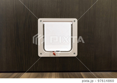 猫用扉がついたドア 97614860