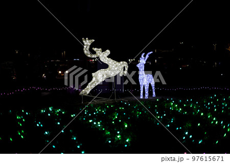 2022馬見クリスマスウィーク　中央公園棟の前にある雪だるまとサンタクロースのオブジェ 97615671