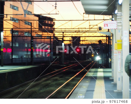始発電車で旅に出るイメージ 97617468