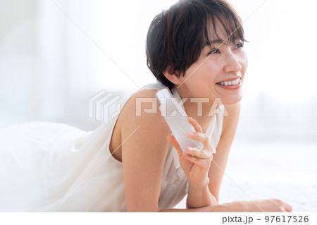 女性 ビューティー 美容 スキンケア 化粧水 リビング メイク 女性 ビューティー 美容 スキンケア 化粧水 リビング メイク 97617526