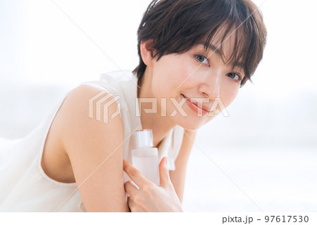 女性 ビューティー 美容 スキンケア 化粧水 リビング メイク 女性 ビューティー 美容 スキンケア 化粧水 リビング メイク 97617530