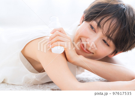 女性　ビューティー　美容　スキンケア　化粧水　リビング　メイク 97617535