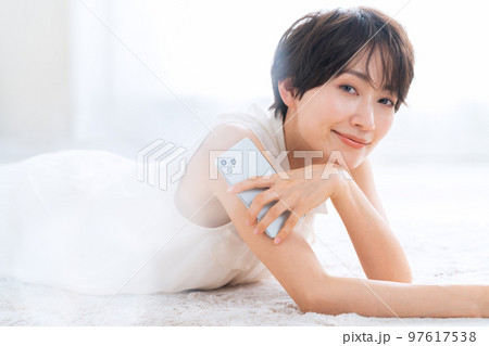 女性　ビューティー　美容　スキンケア　リビング　スマホ 97617538